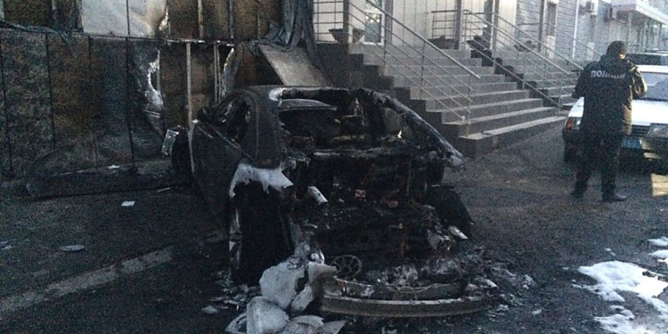 Поджог. Возле Центрального райсуда сожгли «Audi»