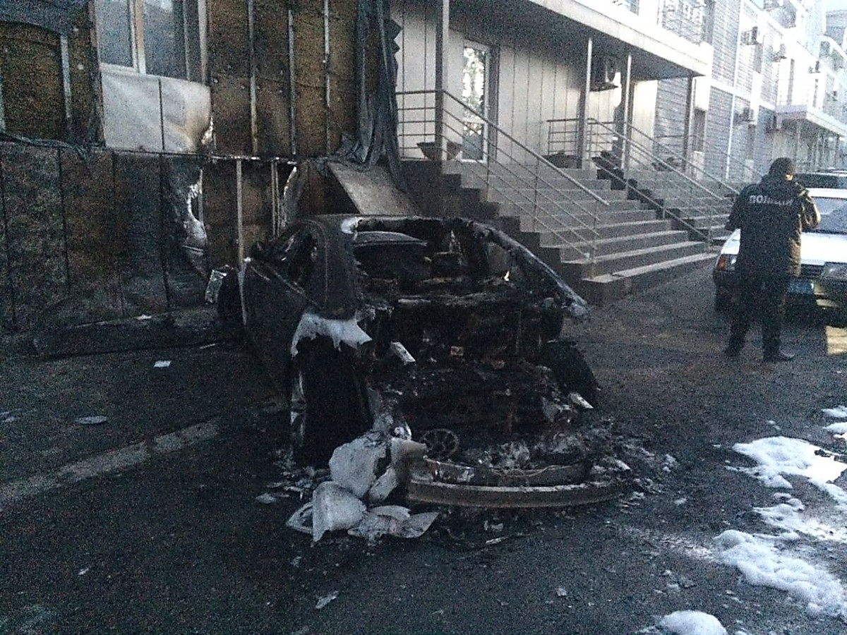 Поджог. Возле Центрального райсуда сожгли «Audi»