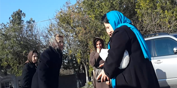 Жену Януковича заметили на кладбище в Крыму