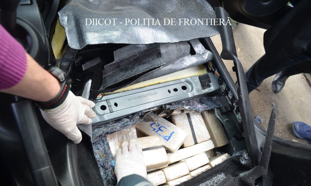 Через украинскую границу в Румынию пытались провезли 84 кг героина 7