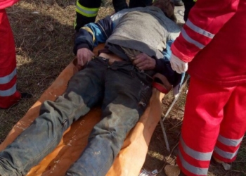 В Кривом Роге школьники спасли бездомного, который не мог выбраться из люка