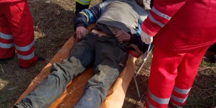 В Кривом Роге школьники спасли бездомного, который не мог выбраться из люка