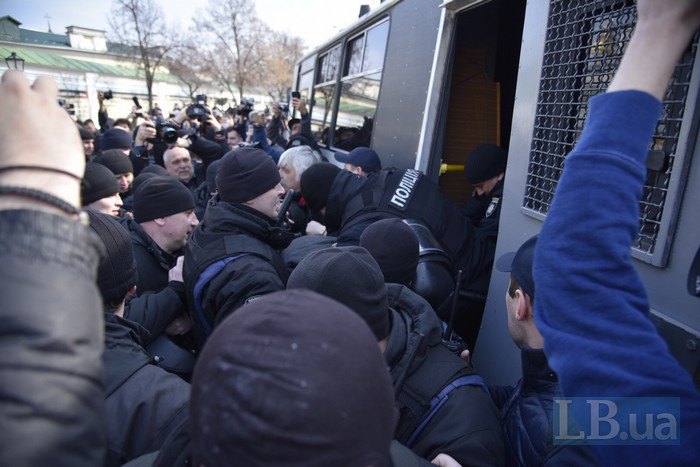 В Киеве завершился Марш за права женщин. Полиция задержала трех молодчиков Корчинского 24