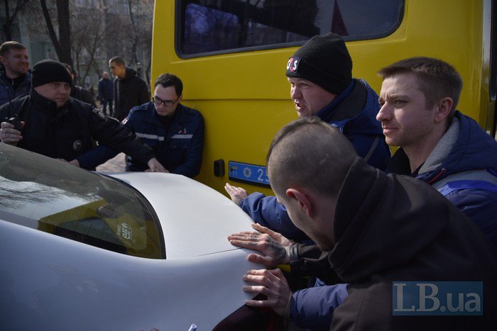 В Киеве завершился Марш за права женщин. Полиция задержала трех молодчиков Корчинского 26