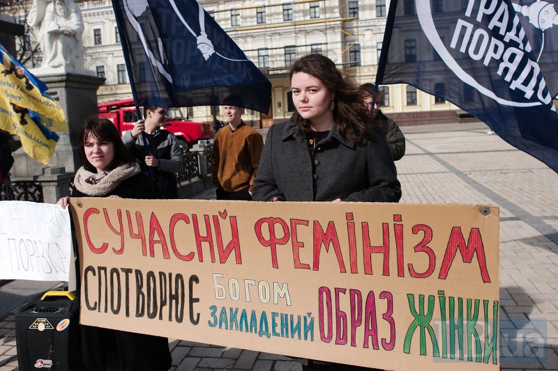 В Киеве завершился Марш за права женщин. Полиция задержала трех молодчиков Корчинского 20