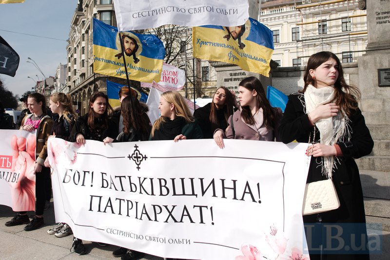 В Киеве завершился Марш за права женщин. Полиция задержала трех молодчиков Корчинского 22