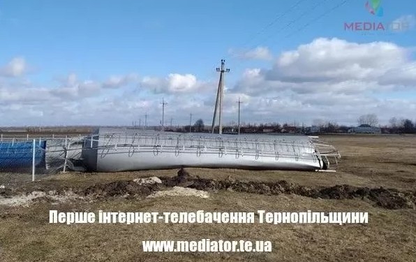 В Тернопольской области из-за сильного ветра упала водонапорная башня