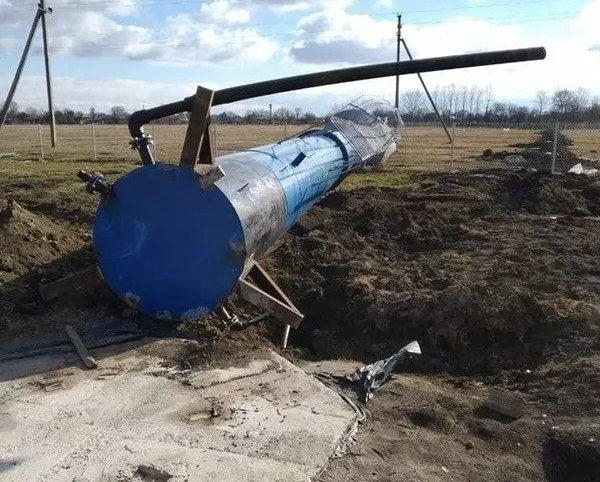 В Тернопольской области из-за сильного ветра упала водонапорная башня 4