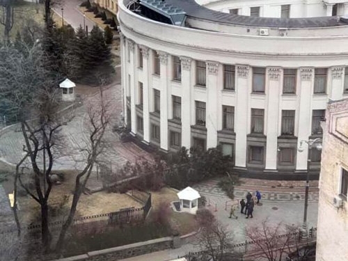 У Верховной Рады огромное дерево заблокировало подъезд для спикера