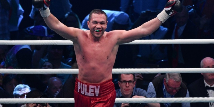 Боксер-профессионал поцеловал в губы журналистку во время интервью, а потом отказался извиняться