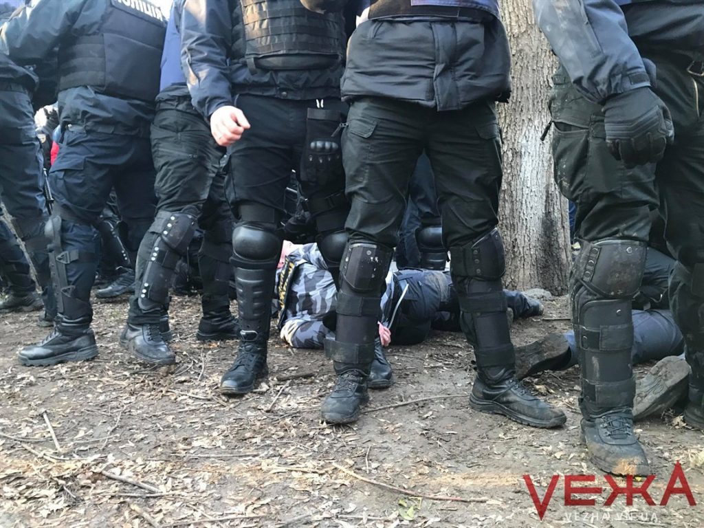В Виннице произошла потасовка между "Нацдружинами" и полицией 13