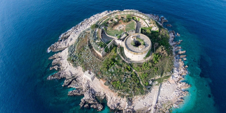Бывшая островная тюрьма Черногории станет отелем