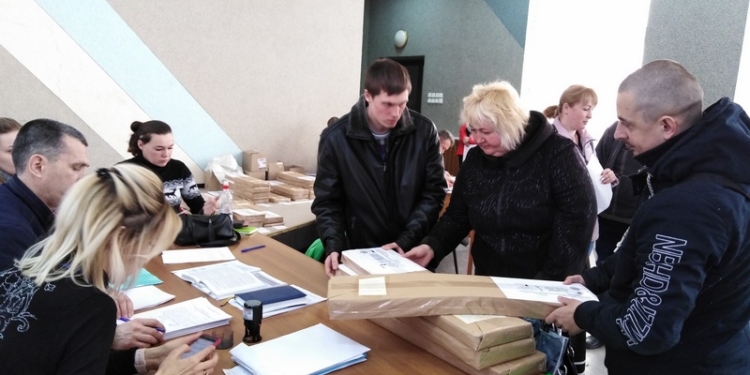 На Николаевщине окружкомы начали передавать бюллетени участковым избирательным комиссиям