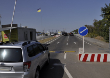 Двое украинцев умерли в очередях, следуя с ОРДЛО к линии разграничения