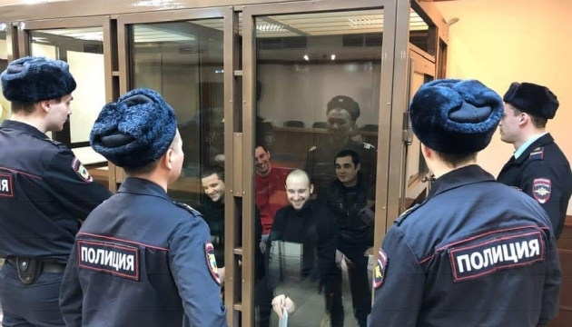 К пленным морякам подселили «специальных» сокамерников — адвокат