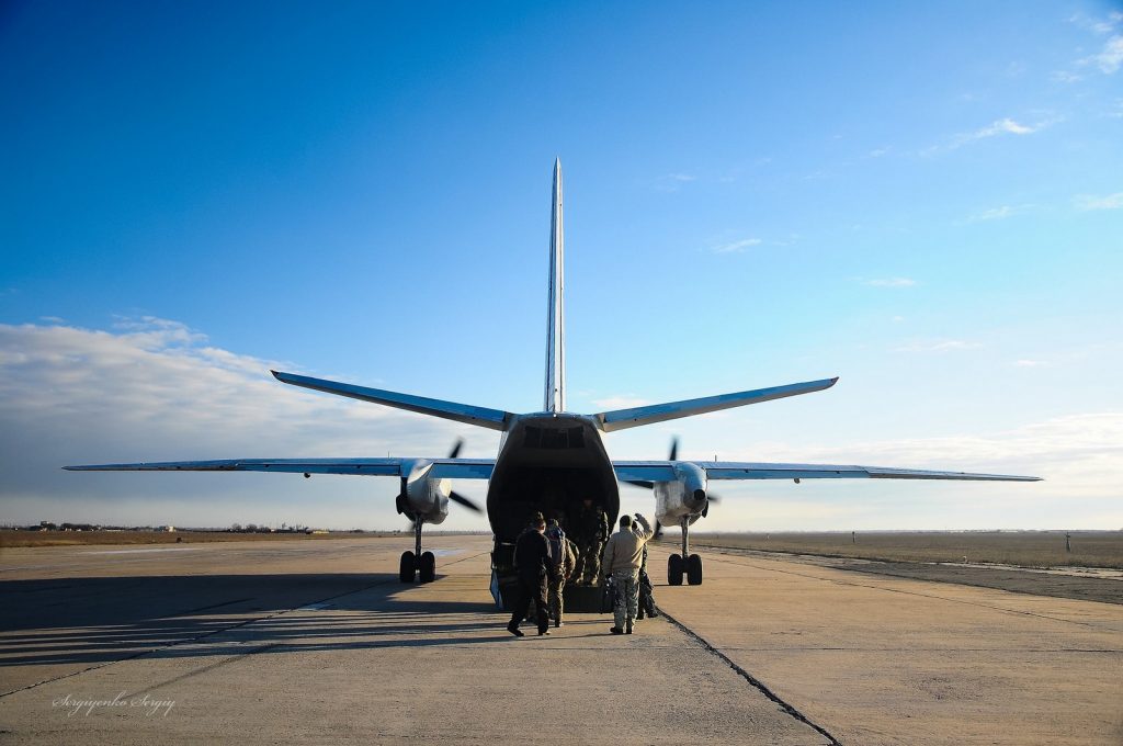 «Тандем двух Ан-26»: на Николаевщине морпехи выполнили десантирование из двух самолетов 16