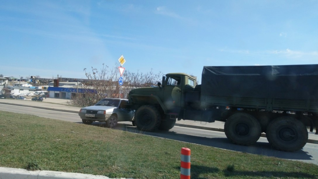 В Севастополе российские военные протаранили на грузовике легковой автомобиль 1