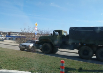 В Севастополе российские военные протаранили на грузовике легковой автомобиль