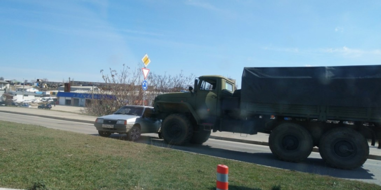 В Севастополе российские военные протаранили на грузовике легковой автомобиль