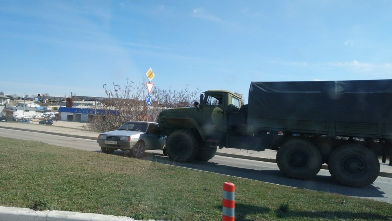 В Севастополе российские военные протаранили на грузовике легковой автомобиль