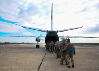 «Тандем двух Ан-26»: на Николаевщине морпехи выполнили десантирование из двух самолетов