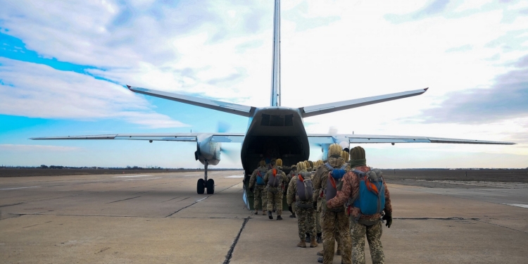 «Тандем двух Ан-26»: на Николаевщине морпехи выполнили десантирование из двух самолетов