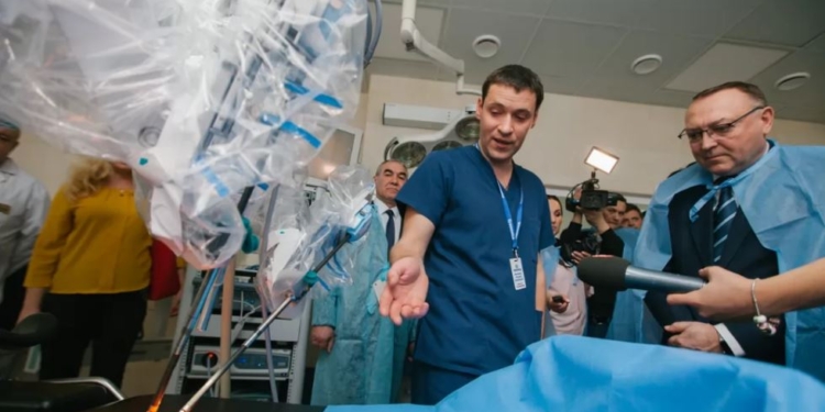 Американский робот-хирург da Vinci провел первые операции в Украине