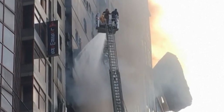 В Бангладеш горит высотное здание, люди прыгают из окон