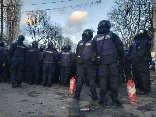 В Виннице произошла потасовка между "Нацдружинами" и полицией 9
