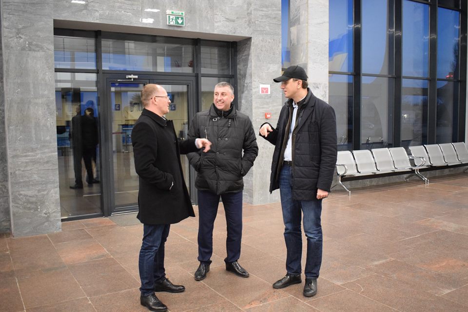 Министр инфраструктуры в Николаеве: Омелян побывал в Николаевском аэропорту и проверил ремонт туалета на железнодорожном вокзале 17