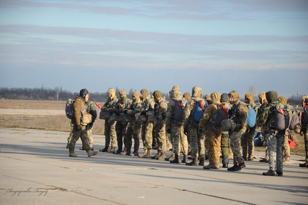 «Тандем двух Ан-26»: на Николаевщине морпехи выполнили десантирование из двух самолетов 18