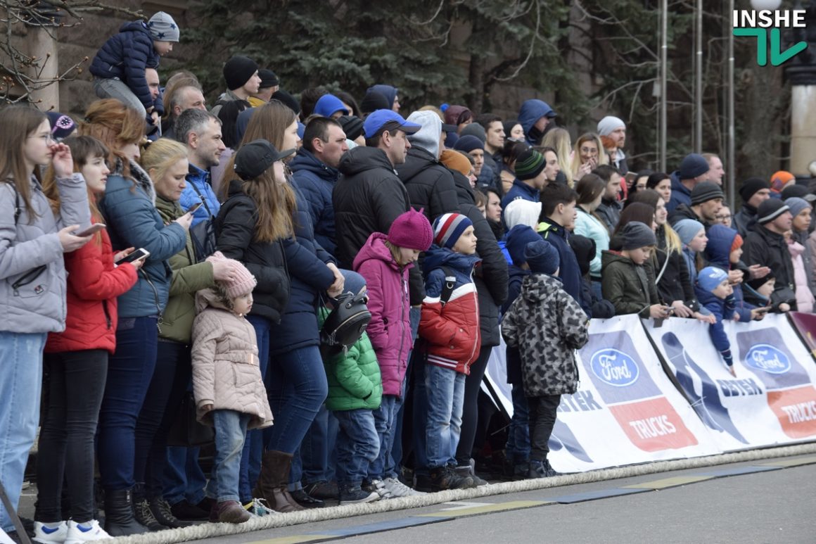В Николаеве стронгмены установили рекорд Украины по перетягиванию грузовиков 15