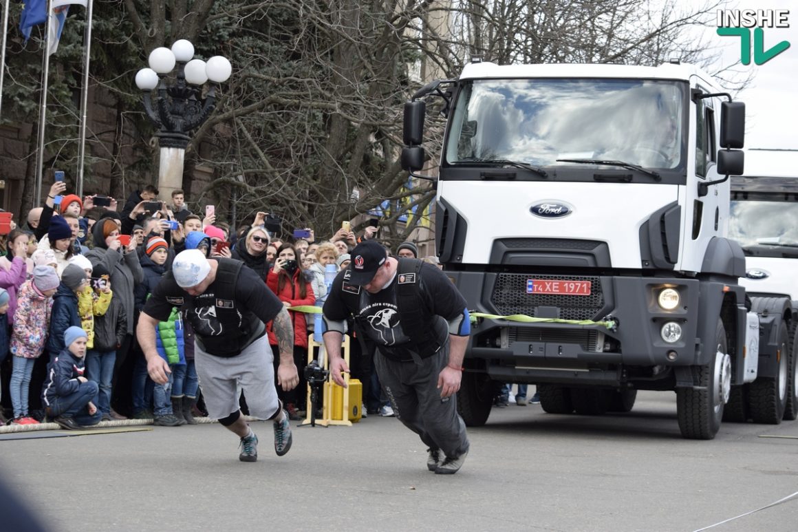 В Николаеве стронгмены установили рекорд Украины по перетягиванию грузовиков 1