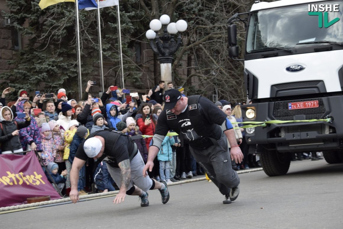 В Николаеве стронгмены установили рекорд Украины по перетягиванию грузовиков 53