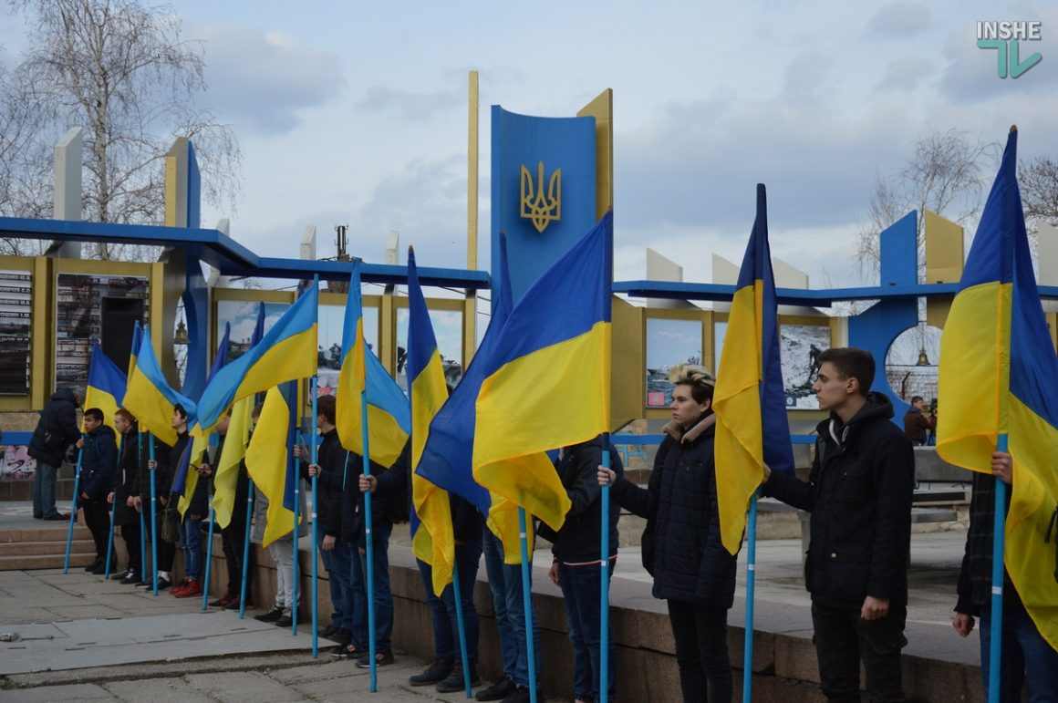 День добровольца: в Николаеве сотни горожан и военных возложили цветы к мемориалу “Струны памяти” 2