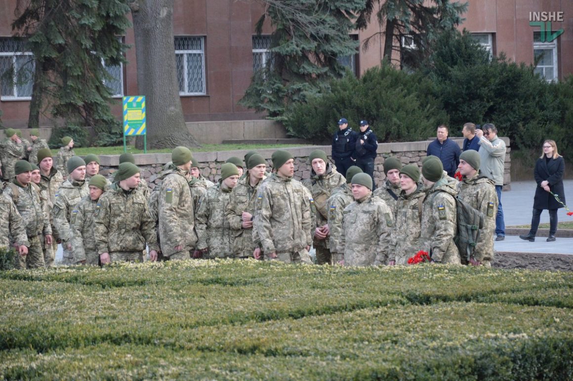 День добровольца: в Николаеве сотни горожан и военных возложили цветы к мемориалу “Струны памяти” 4