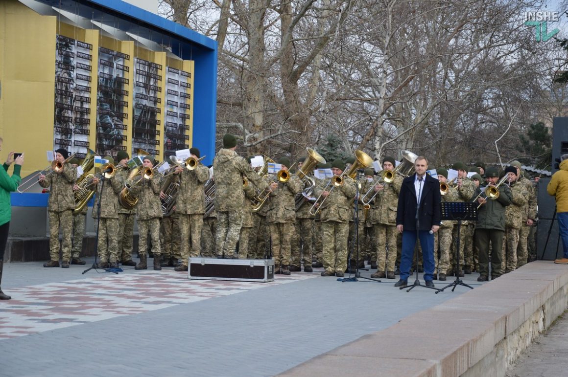 День добровольца: в Николаеве сотни горожан и военных возложили цветы к мемориалу “Струны памяти” 8