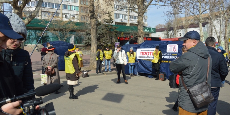 «Кандидатов много – мародер один!»: в Николаеве снова требовали ареста Гладковского, замешанного в оборонном скандале