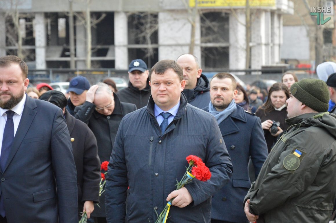 День добровольца: в Николаеве сотни горожан и военных возложили цветы к мемориалу “Струны памяти” 12