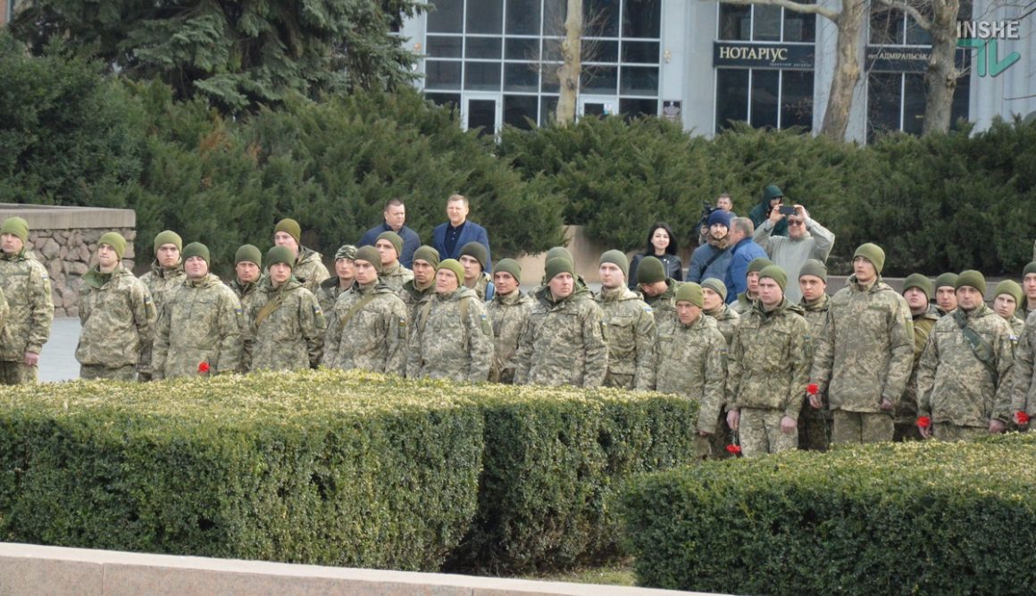 День добровольца: в Николаеве сотни горожан и военных возложили цветы к мемориалу “Струны памяти” 16