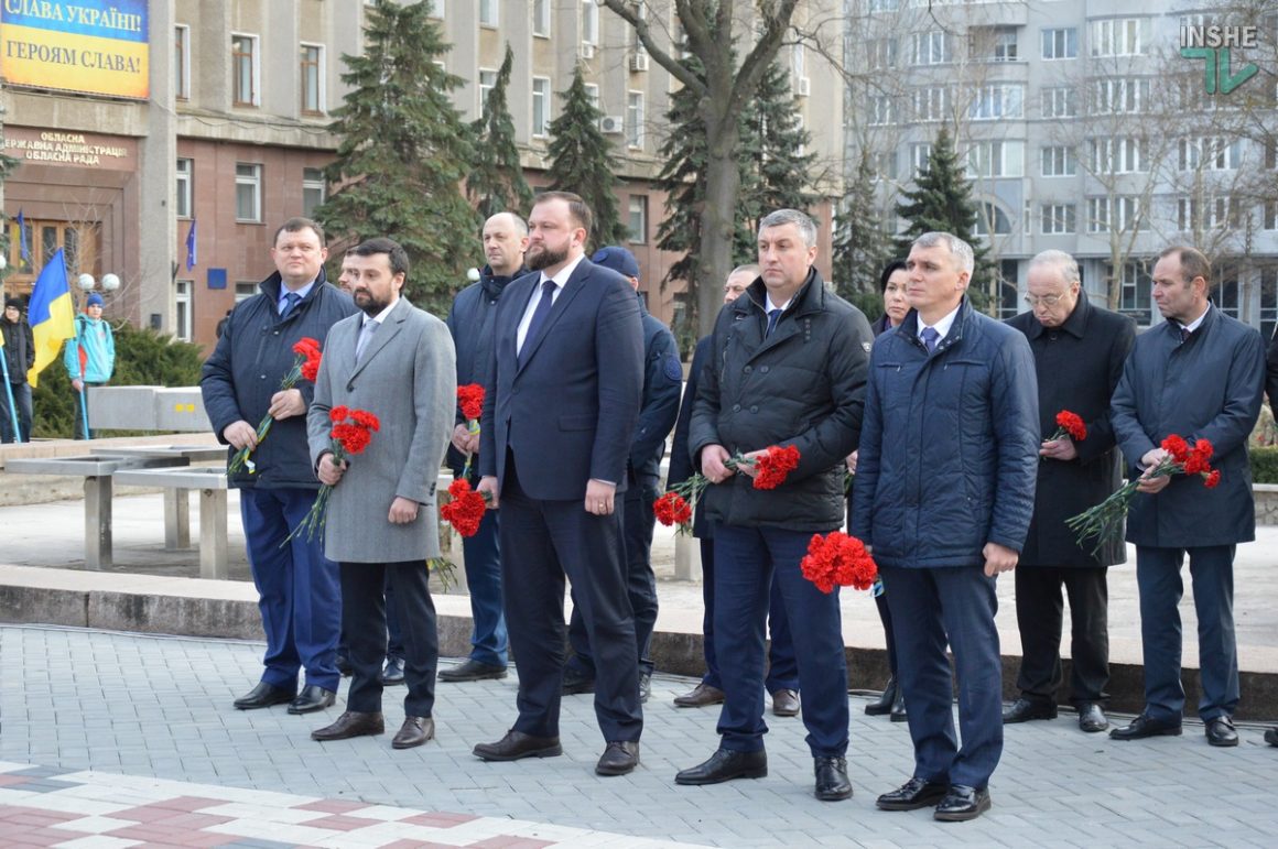 День добровольца: в Николаеве сотни горожан и военных возложили цветы к мемориалу “Струны памяти” 20