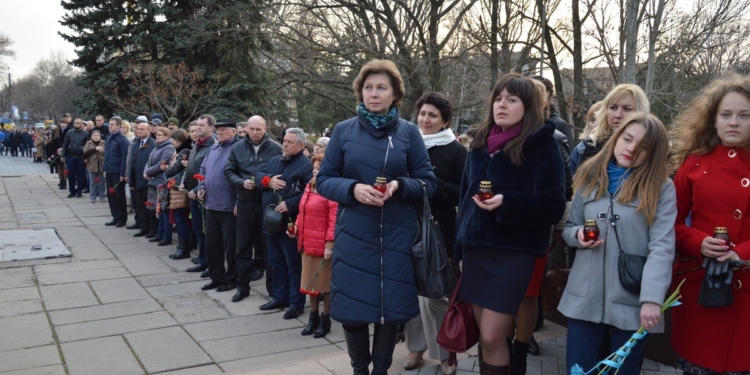 День добровольца: в Николаеве сотни горожан и военных возложили цветы к мемориалу “Струны памяти”