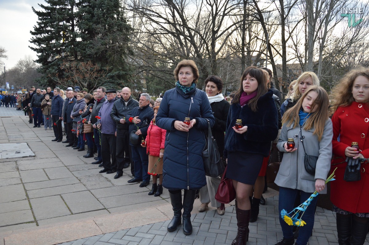 День добровольца: в Николаеве сотни горожан и военных возложили цветы к мемориалу “Струны памяти”