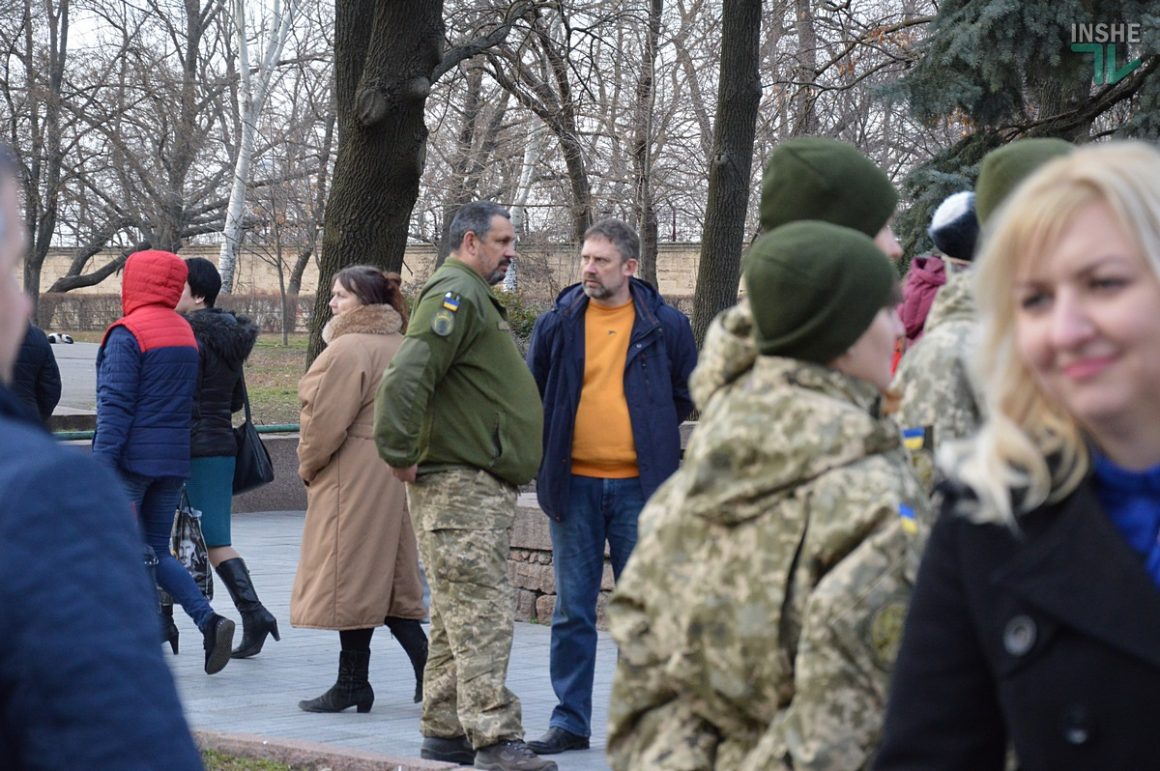 День добровольца: в Николаеве сотни горожан и военных возложили цветы к мемориалу “Струны памяти” 30