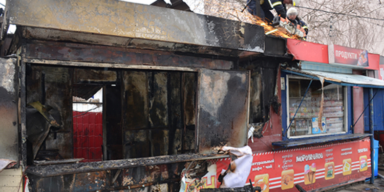 Пожар возле автовокзала в Николаеве. Киоск сгорел, но огонь остановили
