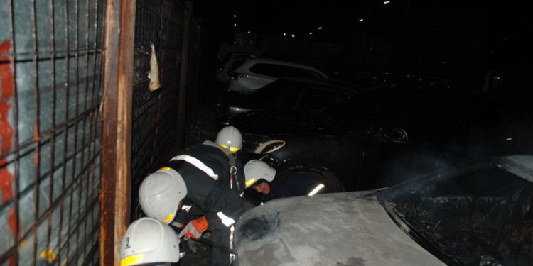 В Николаеве на парковке загорелась машина. А могло сгореть еще две