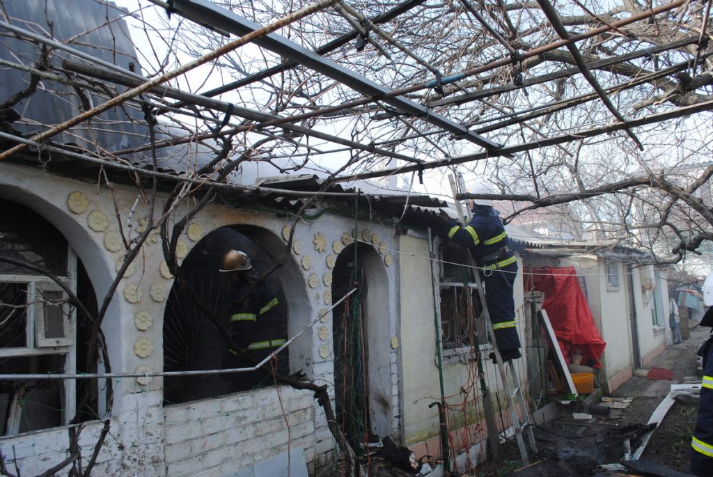 На Николаевщине спасатели нашли в горящем доме тело мужчины. Причины смерти выясняются 9