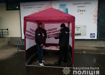 В Николаеве неизвестные облили зеленкой агитпалатку Порошенко