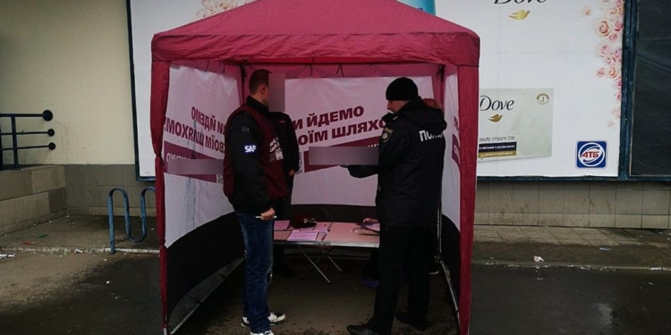 В Николаеве неизвестные облили зеленкой агитпалатку Порошенко