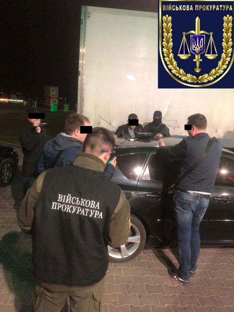 Военная прокуратура задержала 2 одесских таможенников - за взятку 3
